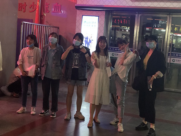 18電商赴蘇州無(wú)錫實(shí)習(xí)前與班主任孫運(yùn)青合影