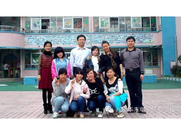 校領(lǐng)導(dǎo)與在東莞就業(yè)的幼師專業(yè)學(xué)生合影