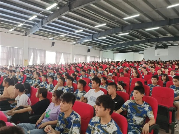 審視自我 確立目標(biāo) 成就未來--九江市輕化工業(yè)技工學(xué)校20級新生入學(xué)教育（三）