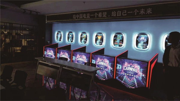 電子競技運動與管理     (主播、解說、賽事運營、裁判)