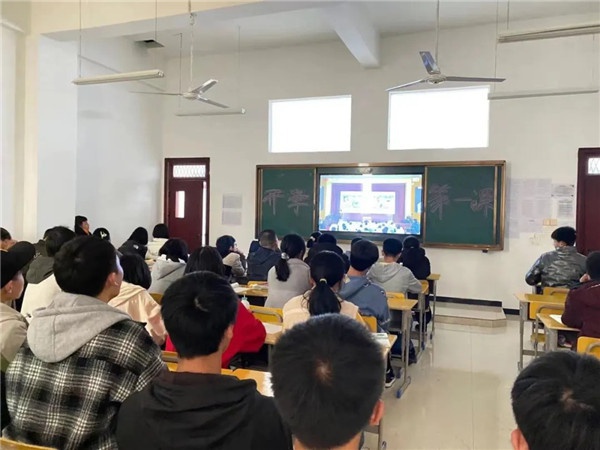 我校組織學生開展2021年春季學期的“開學第一課”