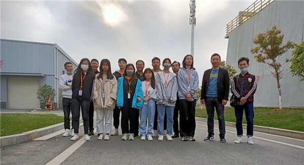 九江市輕化工業(yè)技工學(xué)校廖校長(zhǎng)一行赴合作企業(yè)看望實(shí)習(xí)、就業(yè)學(xué)生
