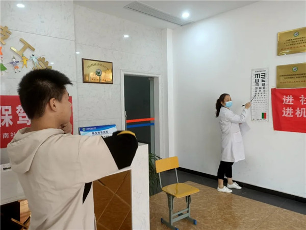 關愛學生健康 體檢保駕護航--九江市輕化工業(yè)技工學校組織開展學生體檢活動