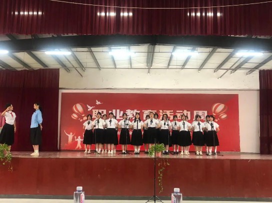 喜迎二十大 永遠(yuǎn)跟黨走 奮斗新征程｜我校舉行迎“五四”合唱比賽
