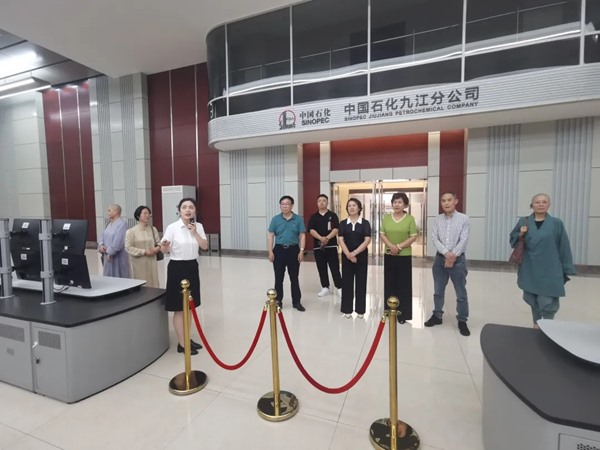 政協(xié)委員“進千企、建千言”--我校石學琴校長赴九江石化集團調(diào)研
