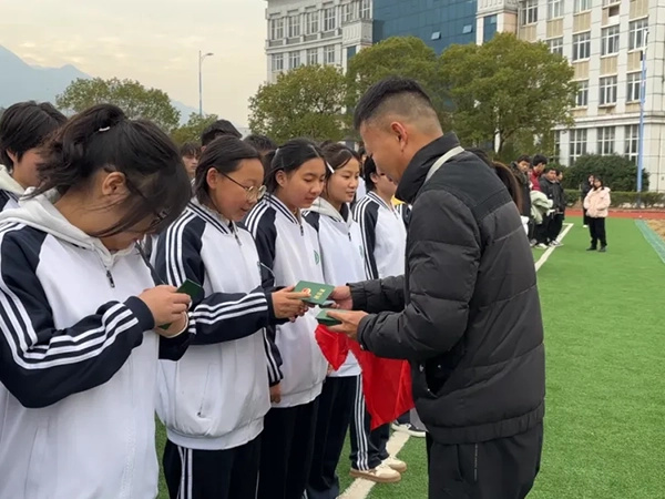 團心永向黨 青春譜華章 | 九江華東電子信息學(xué)校舉行2024年第二批新團員入團儀式暨表彰大會